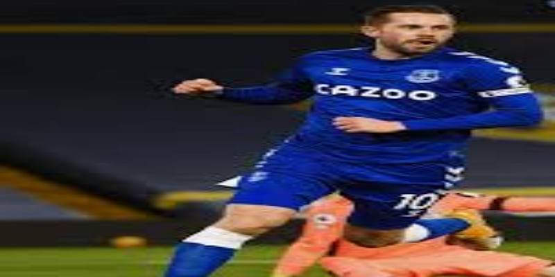 从冰岛小镇到英伦赛场：爱游戏体育见证冰岛天才的足球启程 -爱游戏体育