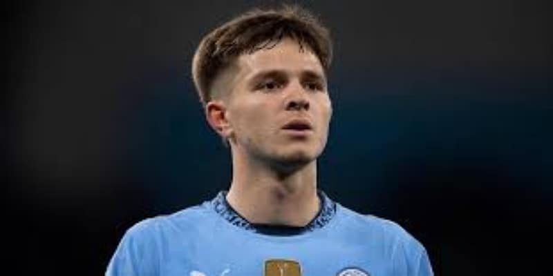 历史性的首秀：英格兰最年轻后卫的诞生-爱游戏体育