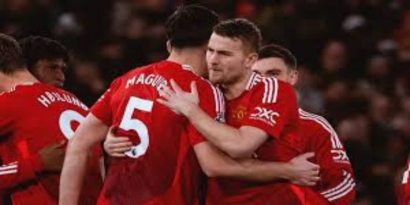 爱游戏体育专栏：曼联在英超低谷中依靠防守与运气获得宝贵三分-爱游戏体育