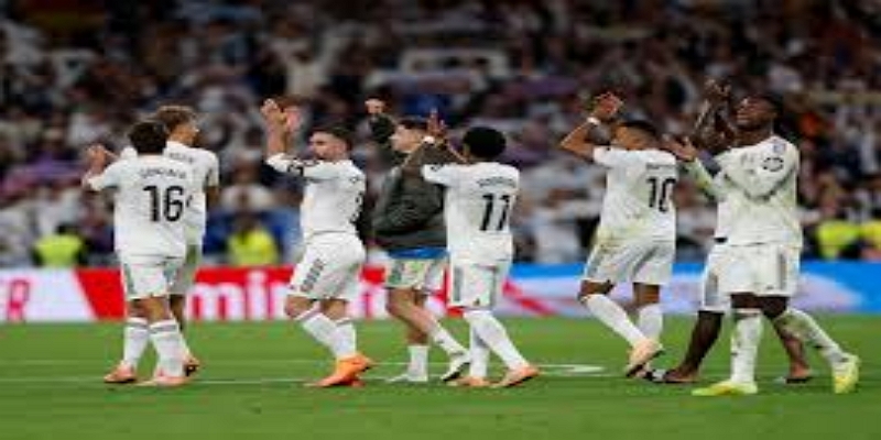 爱游戏体育深度解析：伯纳乌竞争加剧，功勋球员难逃调整命运-爱游戏体育