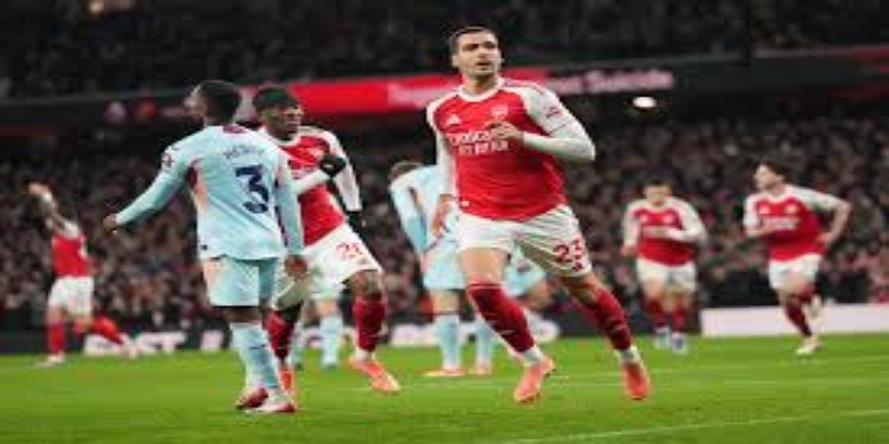 比赛回顾与关键瞬间：爱游戏体育解读戏剧性进球-爱游戏体育